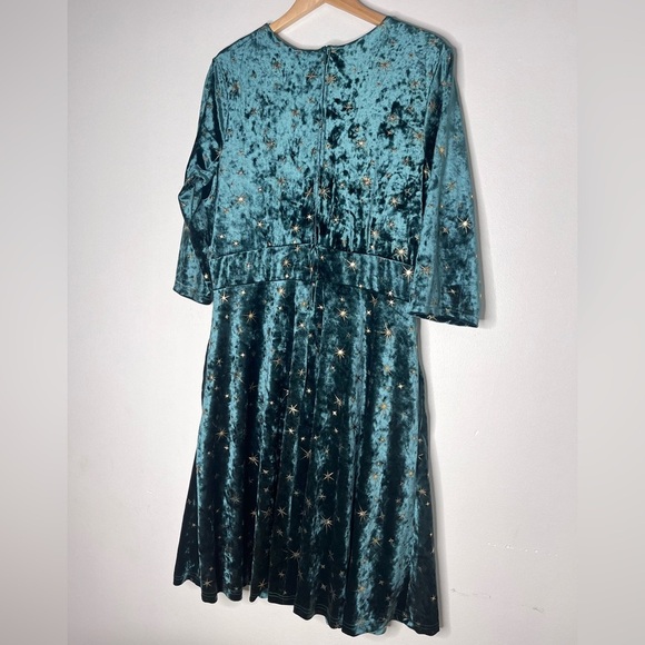 Her Universe Retro Star Velvet Dress Plus Size - Picture 4 of 15